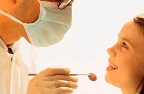 Clínica Dental Daniel Díez odontólogo con una niña