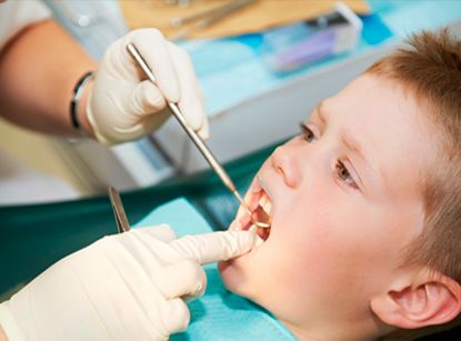 Clínica Dental Daniel Díez niño en tratamiento odontológico 